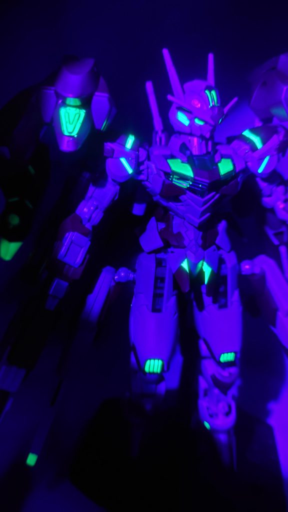 緑の部分は蛍光塗装なのでブラックライトで光ります胸はシェルユニット部だけ塗装しました。この塗り方の方が品(?)があります