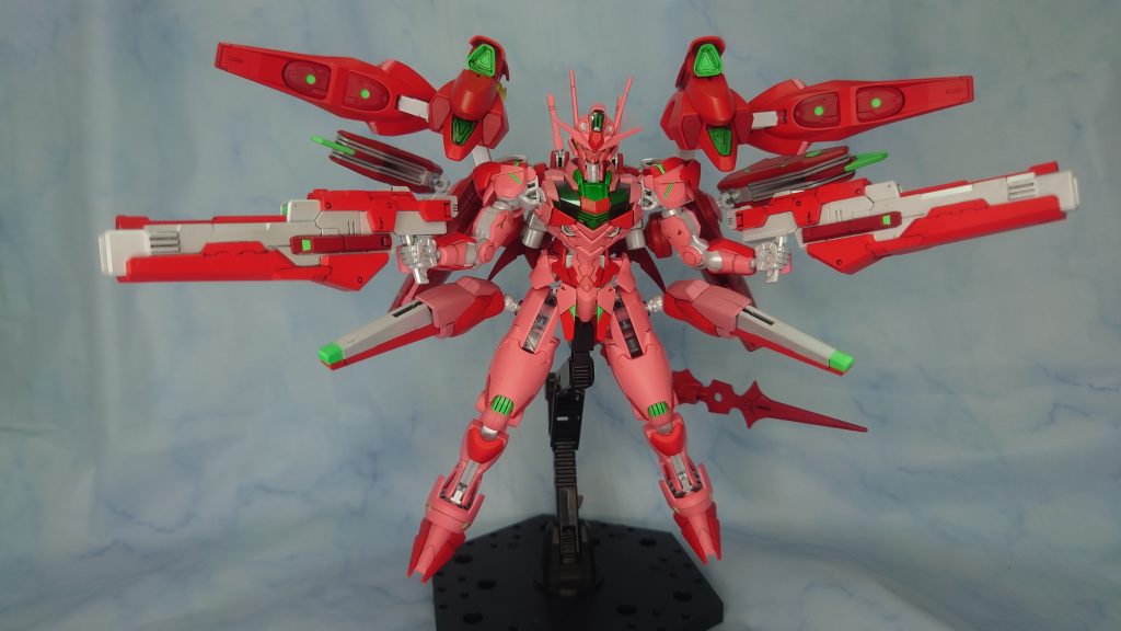 全砲門を前方に向けたフルバースト形態。これがやりたかったんですちなみに毎度恒例になった塗膜厚い問題のせいで、右肩のスラスター砲を展開しようとしたらCジョイント部分が可動に耐えられず折れました。よく見たら分かりますが、この撮影の時はマスキングテープで無理矢理固定してます