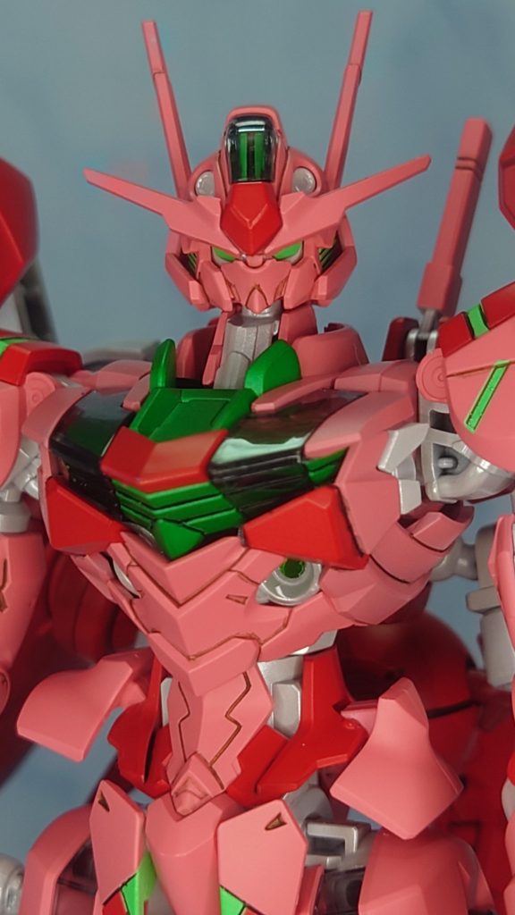 初めてエアリアルを見たときから「アゴ部分邪魔じゃね?」と思っていたので思い切って削りました特に難しい工作ではないのに簡単に小顔になったと思います。というかこれでアゴの三角地帯をレッドに塗れば普通に顔に見えます