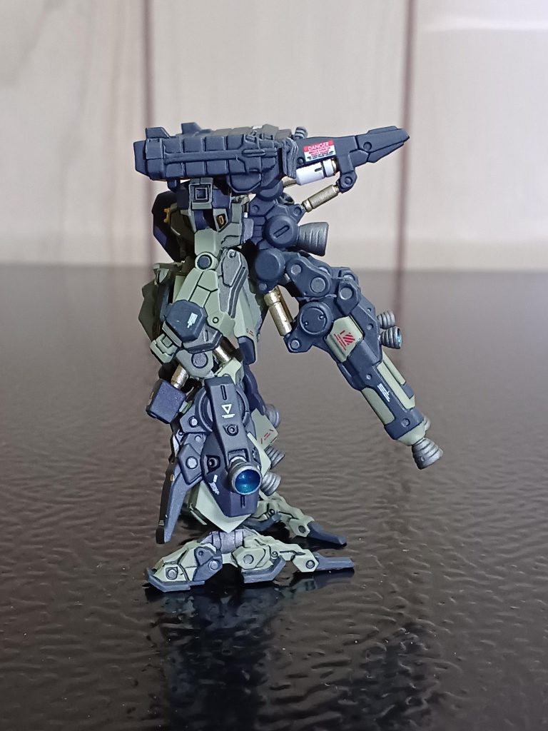 左サイドから。バーニア内部は、エナメルのメタリックブルーで筆塗りしました(gundam-kao6)シリンダーはいつもゴールドです❗