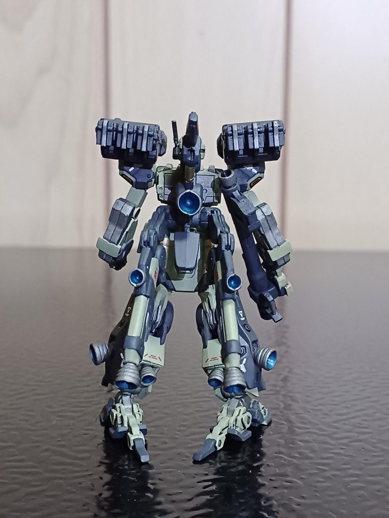 バックから。なんか、カカトパーツが選択式でしたね。自分は、取り付けて見ましたが皆さんならどうしますか(gundam-kao1)