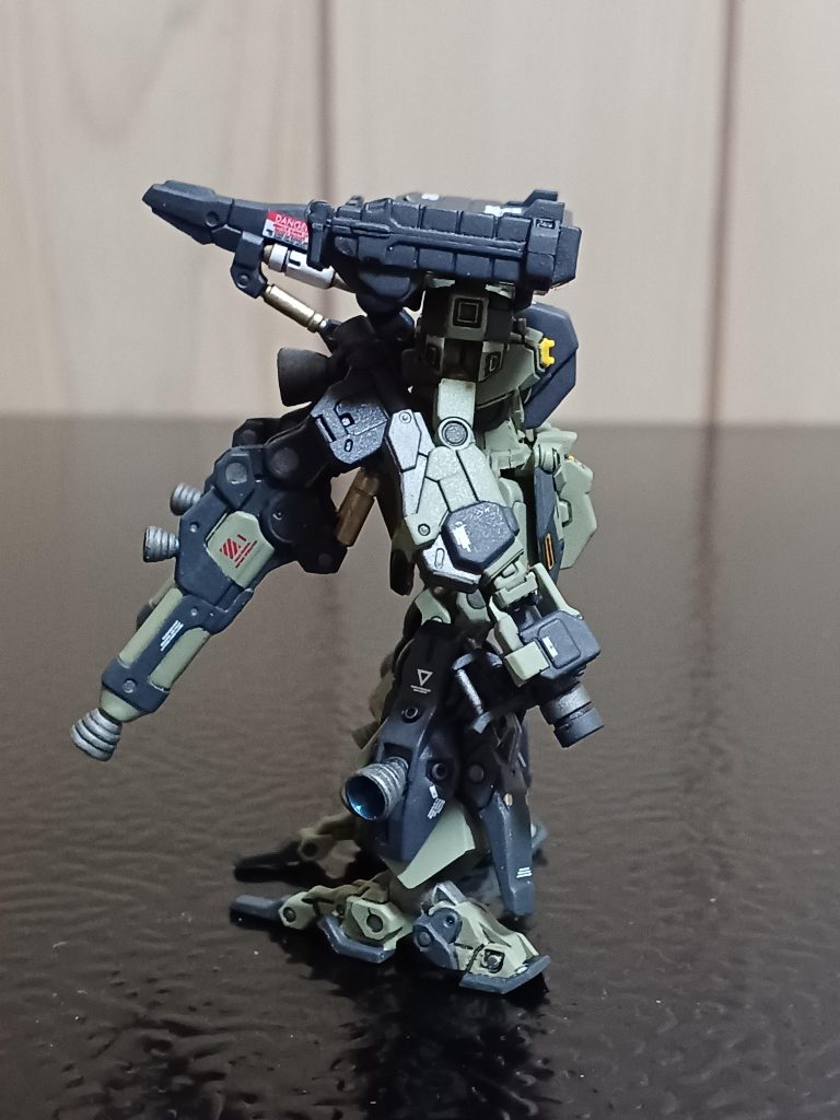 右サイドから。バズーカ、背部スラスター、ミサイルポッドなどの武装も、綺麗にまとまってシルエットもカッコいいです(gundam-kao6)