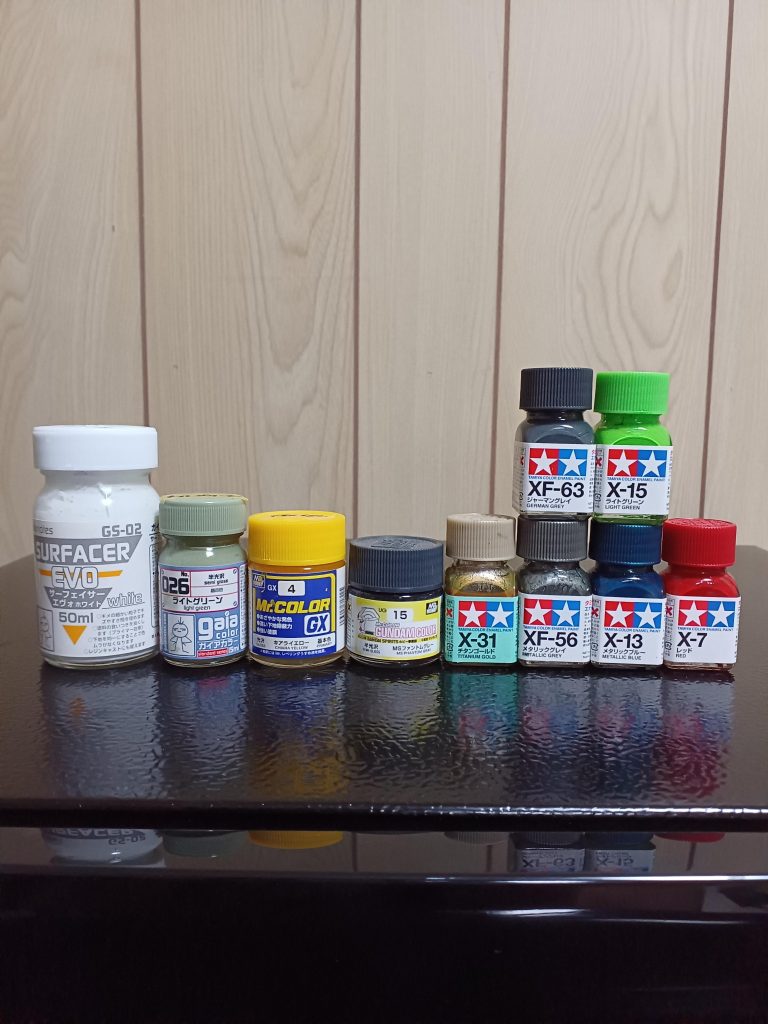 塗料です(gundam-kao6)以前のフルアーマーガンダムよりワントーンぐらい薄いグリーンなのですが、劇中の色味にはならなかったですねぇ。