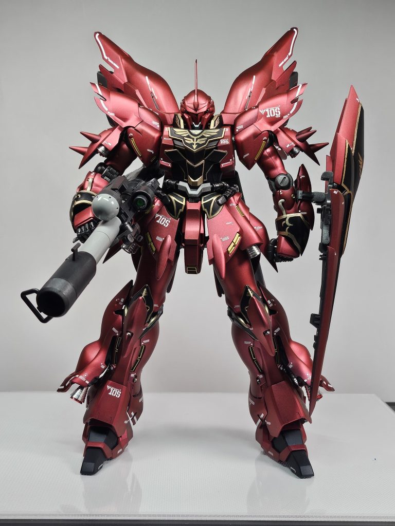 フロント。トウと腹部はミッドナイトブルー。エングレービングはゴールドシルバー。アポジ？スラスターはヴィンテージゴールド。こちらもベルベットレッドを引き立てる為に抑えた色合いにしました。