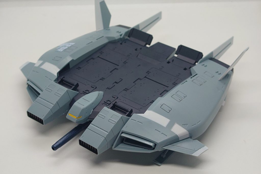 ホワイト＋ダークブルー＋ブラックのガンダムマーカーで塗装してあります。初めてモビルスーツ以外を作りましたが以外とかっこ良くて作ってて楽しいですね〜……………過去にハロとベアッガイ作ってましたわ（笑）