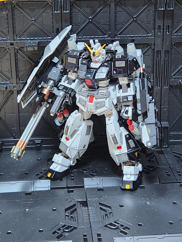 フル武装状態。右腕にガトリング砲左腕にアーム付きシールド両肩にキャノン砲胴体肩にガトリング脚部にミサイルポッド