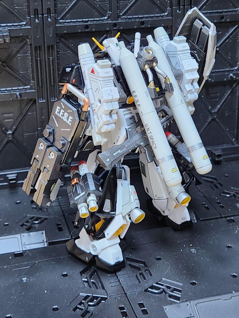 これだけの武装だとエネルギー不足になりそうなので、背面にエネルギータンク設置脚部にもスラスター増設リヤスカートにフック付けてビームライフル引っ掛けるようにしてます。