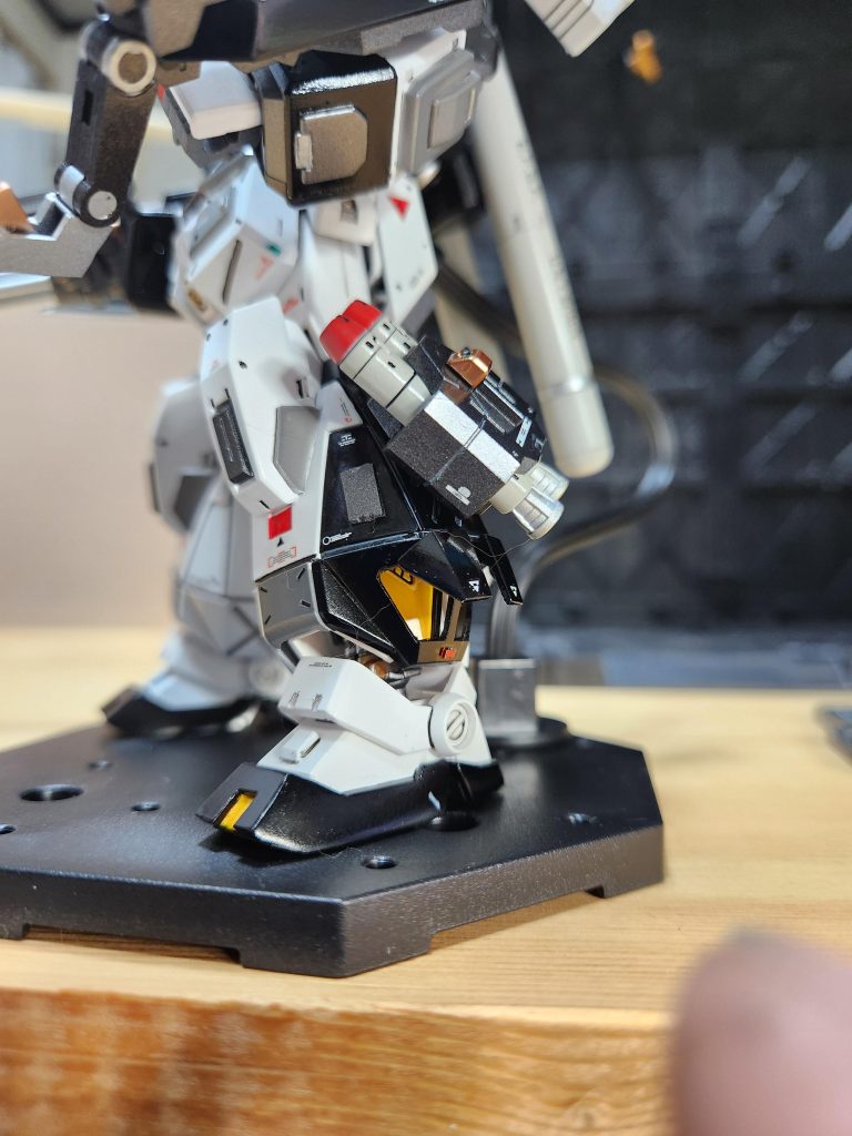 今回、一番のこだわりは脚部スラスターカバーを展開状態にする所です。タガネでパーツを切り出し、プラ材で少し浮かすように接合してみました。