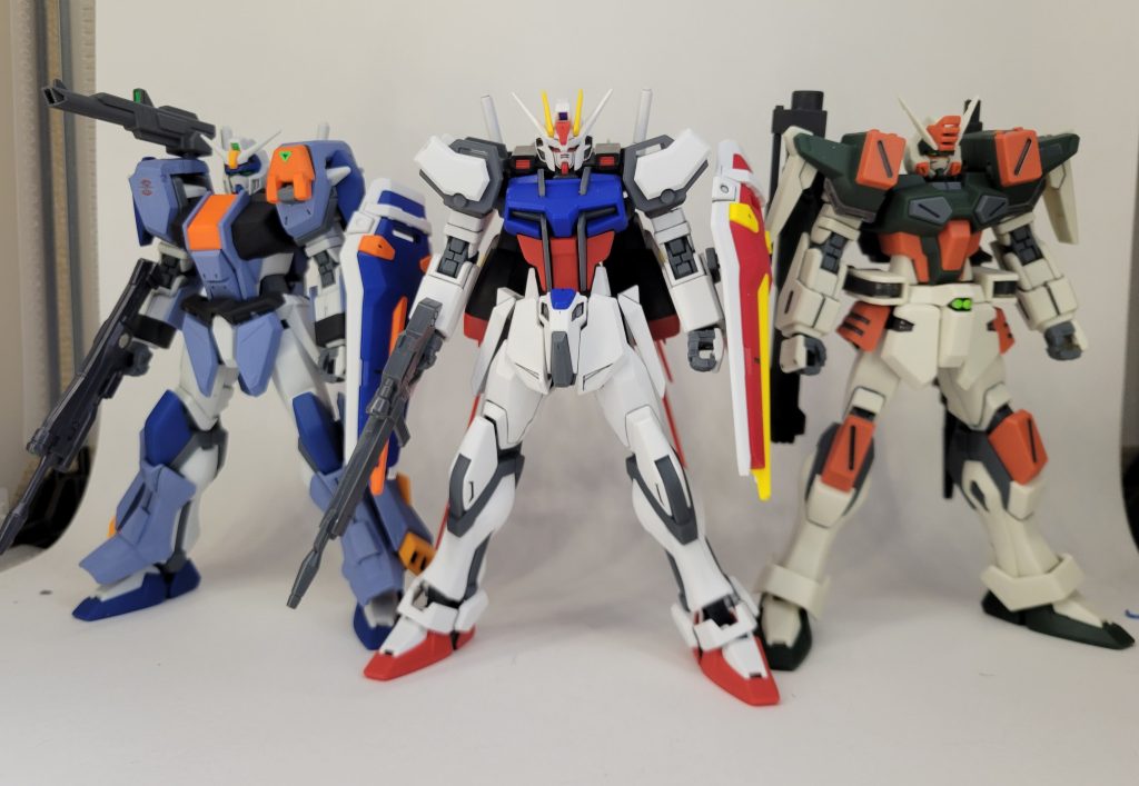 最後にデュエルアサルトシュラウドとバスターと並べてみて。関節パーツを統一したので100系フレームを使ってる機体!って見えるようになってると思います。