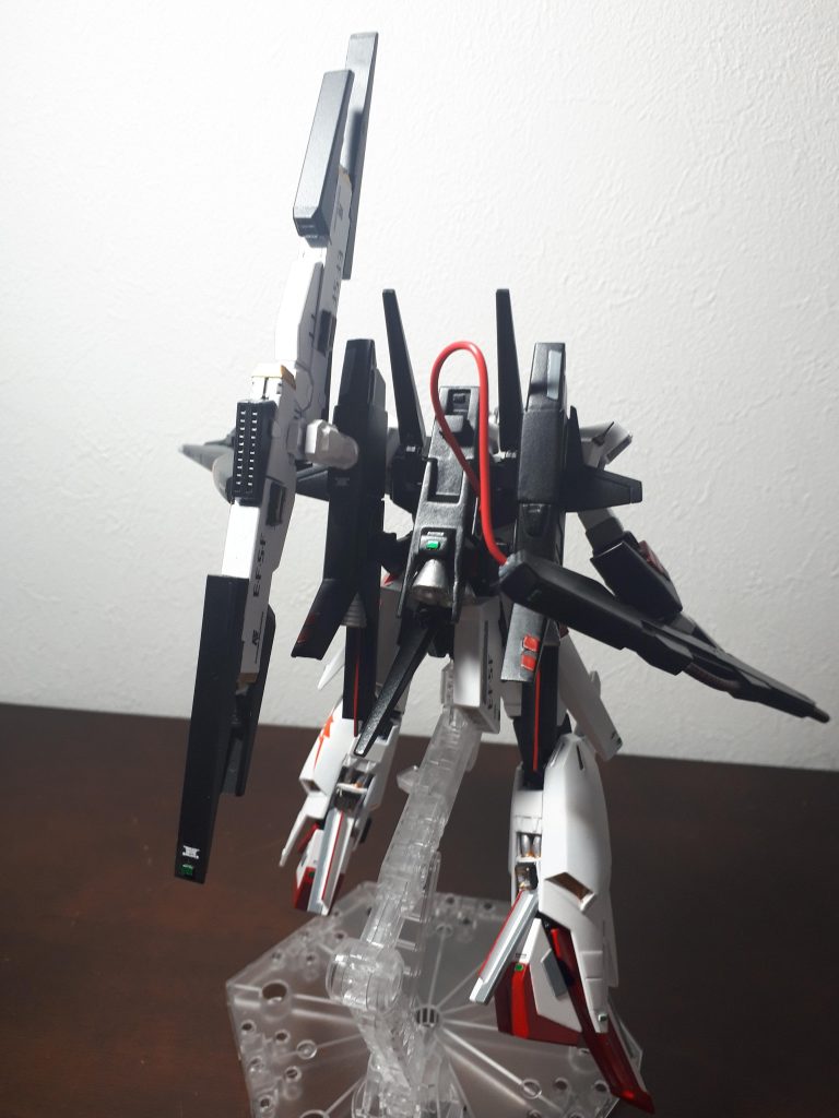 バックパックは、両サイドのスラスターをスリムにして、延長。大きめのバーニアを設置しました。機動性アップ!あのパイロットがゴテゴテしすぎ!とか、重たいとか言いそうだったので、本当は、百式?デルタガンダムのバインダーくらいまでスリム化したかったのですが💦脚部の羽も移設。(Zガンダムのように赤のラインを入れるの忘れました涙)腰部リアスカートは、思いきって分割(笑)