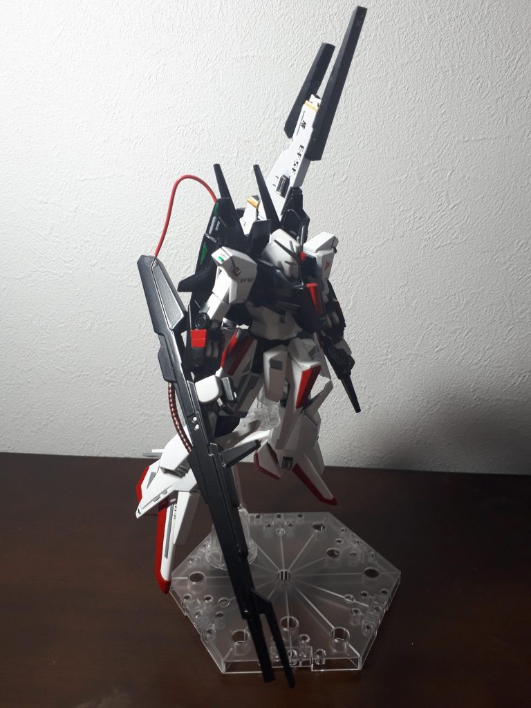 Zガンダムっぽく、νガンダムっぽく。あ、ビームサーベルが。。。どこへ(笑)