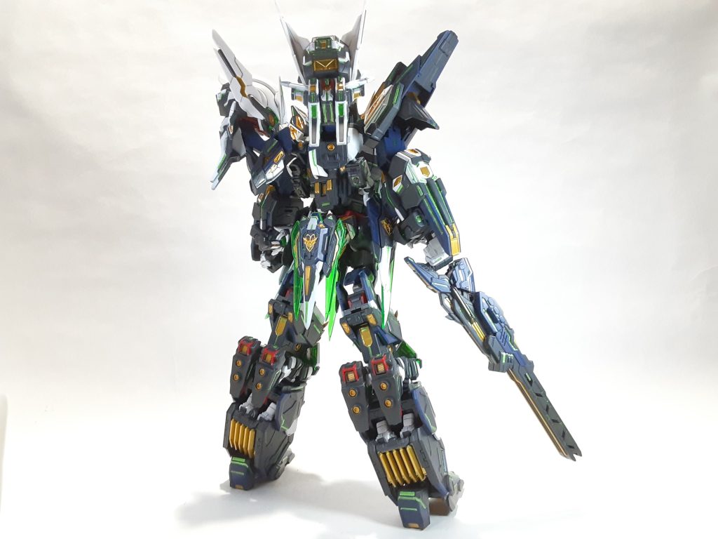 背面アストレアの足はブースターに見立てています