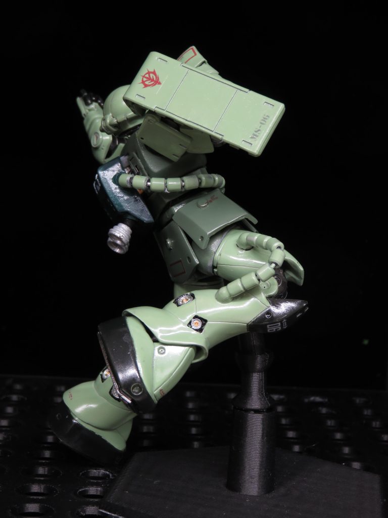 膝、肘には二重関節を組み込んでるので ほぼ 折りたたまれるぐらいまで 曲げられます