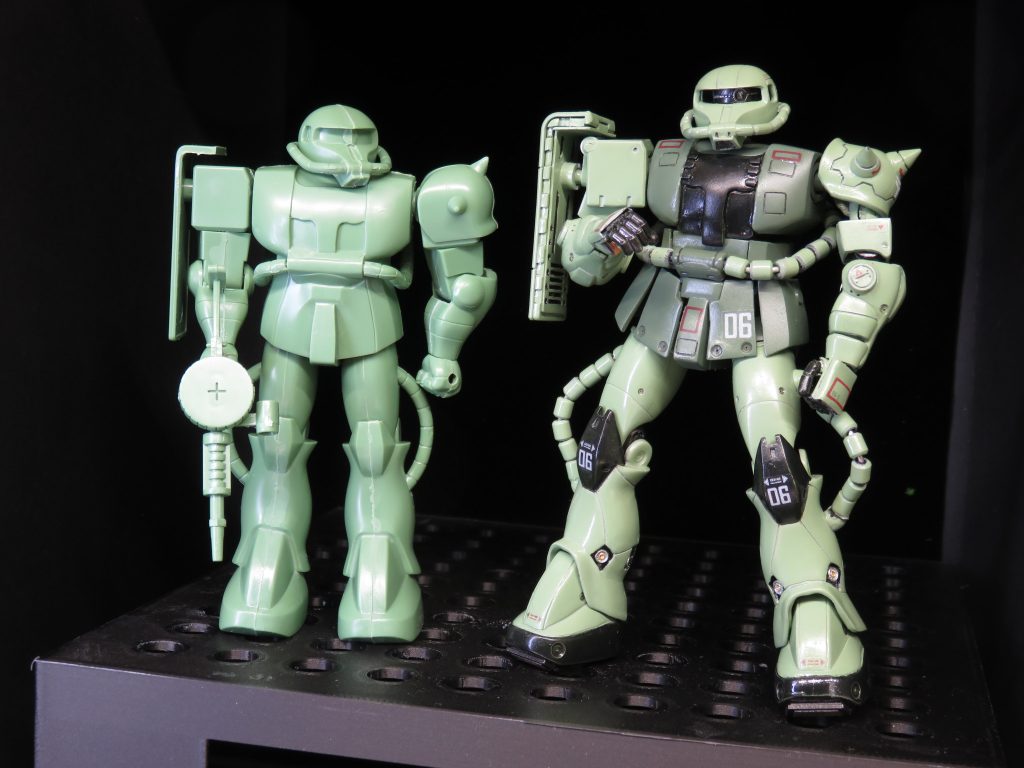 改造前の元のキットをそのまま 組んだ場合との比較ですキットだと胴体が 寸詰まり なので 3ミリ ほど 延長してあります右肩のシールドは 厚みを増してます左肩のスパイクショルダーはキットのものだと小さすぎて 形もおかしいので、スクラッチしていますキットの足首は下肢と一体になってるので、切り離して足首が可動するようにし、裾を延長してあります手のひら は 電極を埋め込む 都合もあるので フルスクラッチです