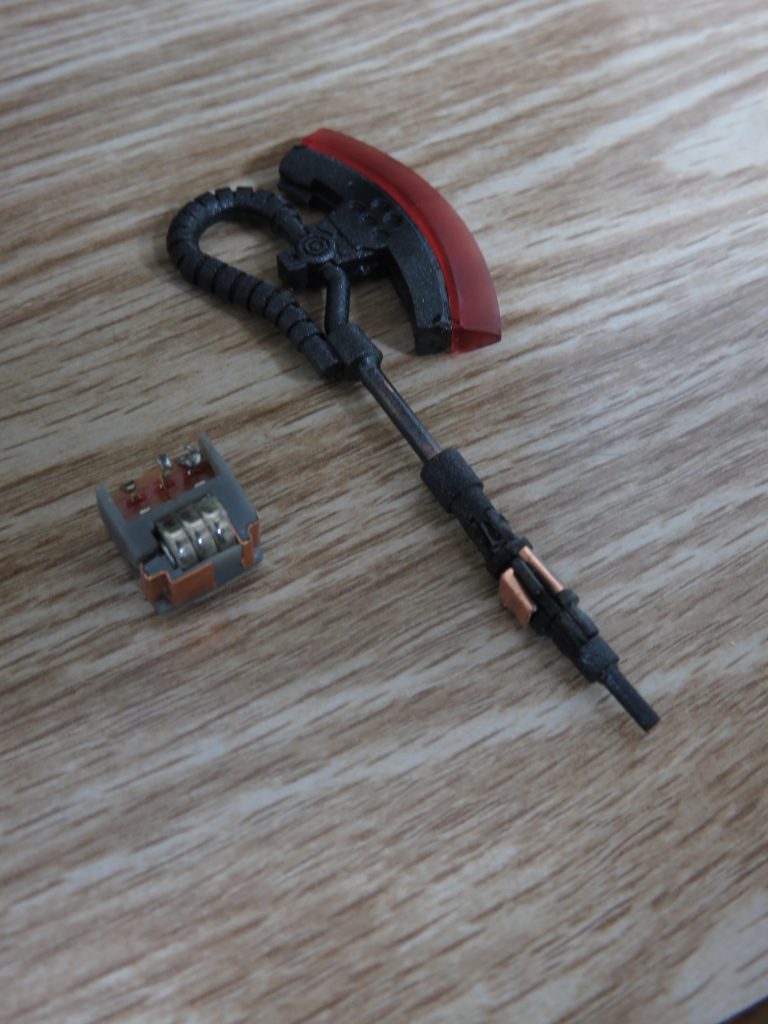 ヒートフォークと電池ユニットです電池はボタンの電池が3個 4.5v 仕様になってますベストメカコレクションのザクにはヒートフォークはついてないので、フルスクラッチですザクマシンガンっという選択肢もあるのですが、やはりGQが始まりましたから、やっぱりヒートフォークです