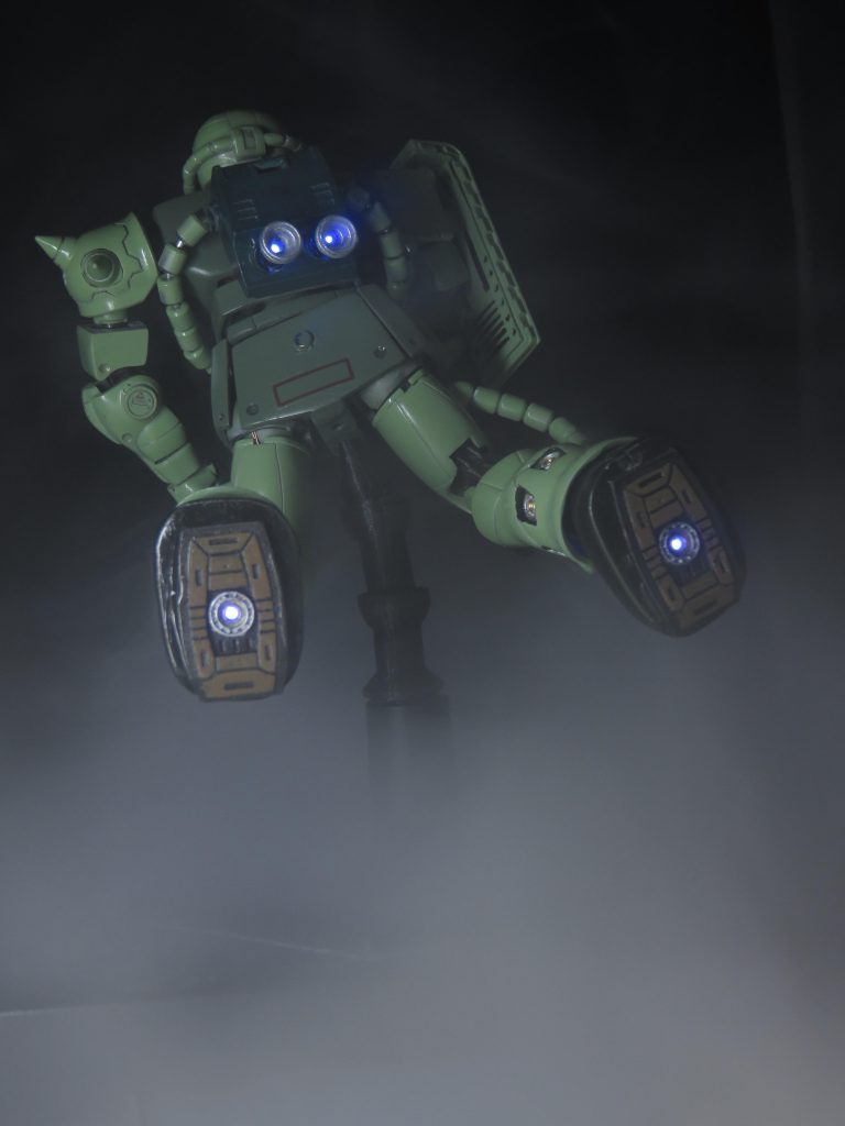 LED 電飾は、ランドセルのバーニアと足裏のバーニアにも青色 LEDを組み込んでいますキットのランドセルはバーニア もないので ここも フルスクラッチですあと もちろん 足裏 も 作り込みました