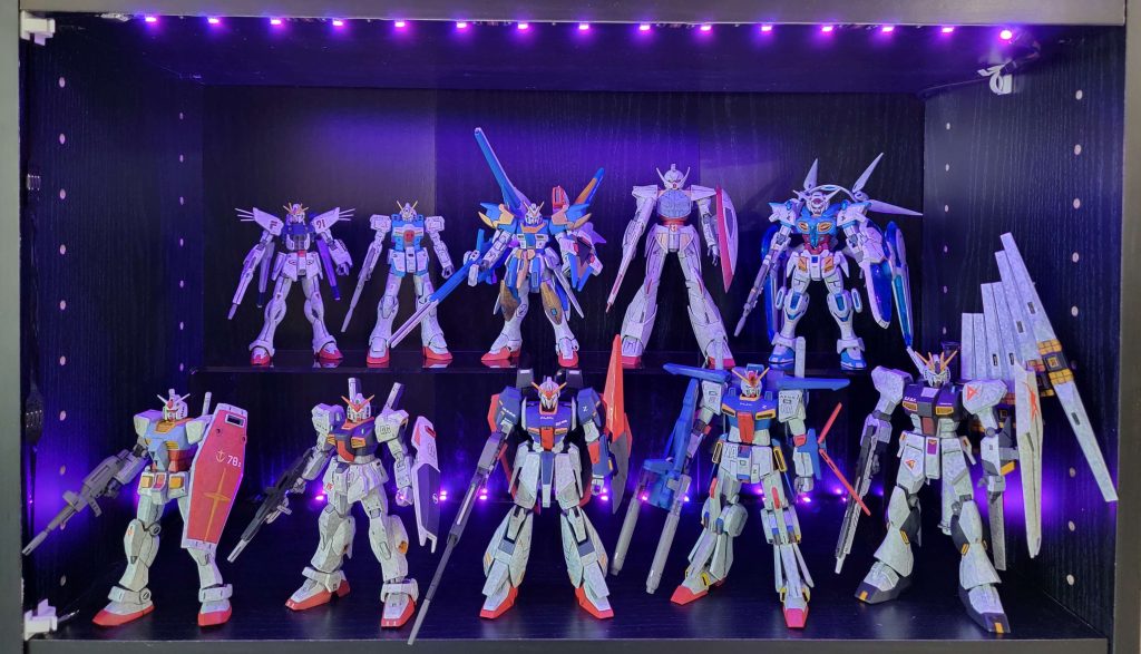 こちらも棚全体に紫色のLEDが付いています。