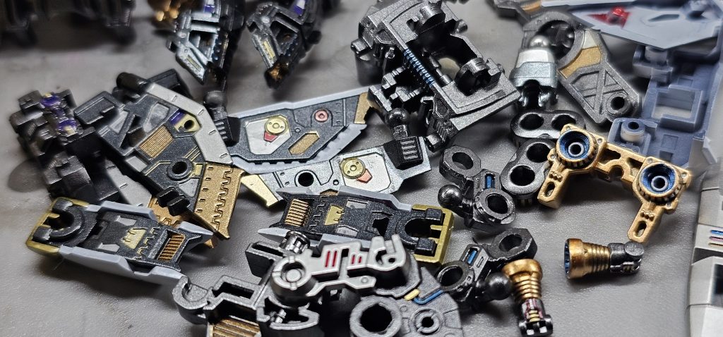 スカート先やバーニア、肩など放熱板っぽいディテールにはパールカッパースカート内部やその他細かい箇所はタミヤのエナメルで筆塗りしました(ゴールドリーフ、フラットアルミ、メタリックブルー、クリアーレッド)