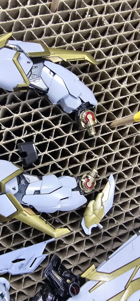 足の基部にギアスマークみたいな箇所あったので遊び心で塗っておきました 笑