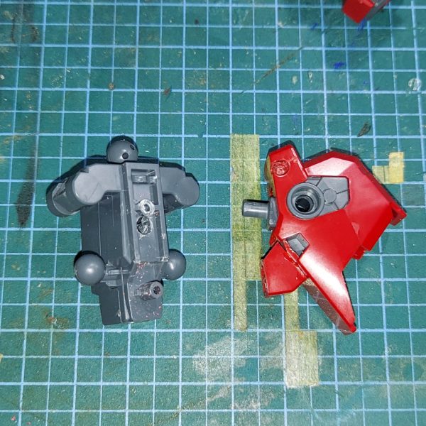 バーニアの位置が袖を閉じると自分を燃やしてるみたいだったので変更しました。後、無くしたパーツをレジンで複製しました。（3枚目）