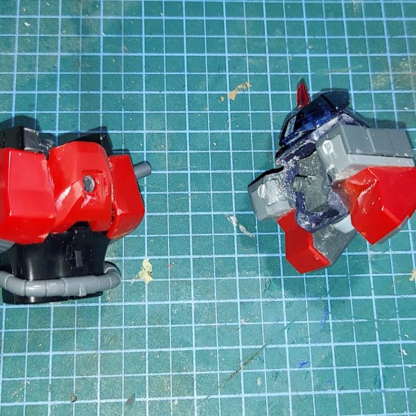 バーニアの位置が袖を閉じると自分を燃やしてるみたいだったので変更しました。後、無くしたパーツをレジンで複製しました。（4枚目）
