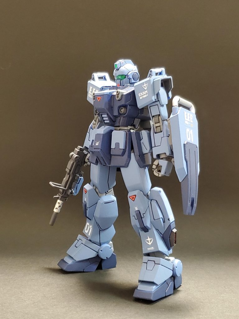 今回は唐突にブルーディスティニー1号機を作りたくなり、温存していた新バージョンタイプを製作いたしました👍️✨スタイル、造形が素晴らしいので改修の類いは一切無しで作りました😊カラーリングは自分の好みとイメージで配色も変更して仕上げております🤭💦通常の配色との大きな違いは頭部を手足と同じ薄いブルー系に塗装❗そして濃い薄いブルーを全体に散りばめております🟦塗装はいつも通り筆塗り全塗装です～😆🖌️最後は艶消しスプレーでフィニッシュ鹵💨✨