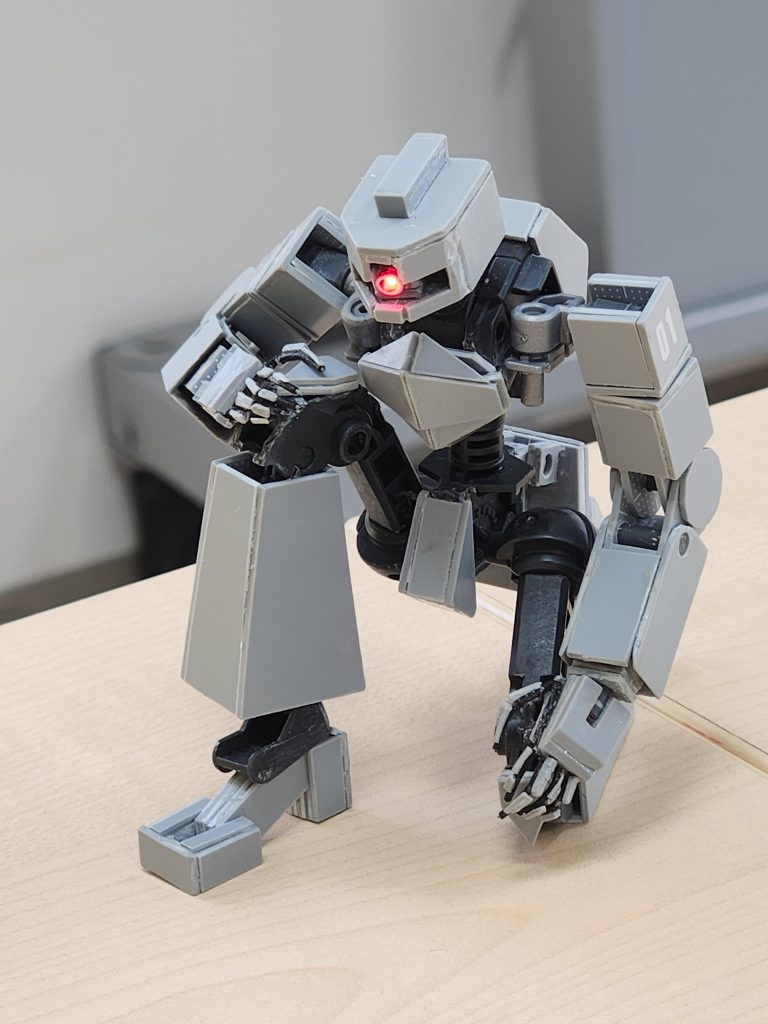 作りは荒いですが、マニピュレーターやモノアイがしっかり可動します他にもリバイブザクのフレームをベースにしているので、かなり可動域は広いですそれとモノアイは市販のLEDモジュールにて電飾しましたあとこれは個人的な事ですが、改造用の道具などを集めている最中で、塗装用の道具もなく未塗装ですが、個人的には今やれる事は全てやった機体です