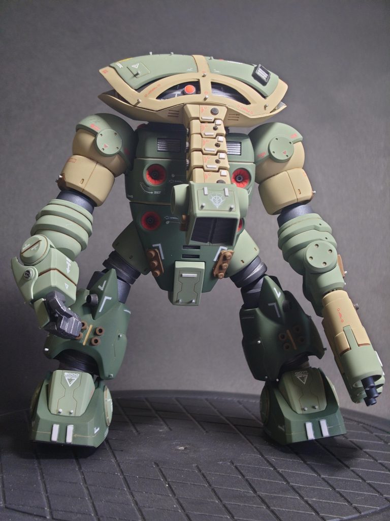 とある宙域の小惑星。ジオン残党部隊の整備工場は、ネイザースによってついに拠点が暴かれ幹部は抗戦より移転を決断、唐突な引っ越し準備にこれまでにない慌ただしさでごった返していた。「整備長、コンテナの積込みは完了しました。後は整備長の荷物だけですよ!」「俺のはいい、準備が出来たならお前も早くランチに乗れ!」「えっ 整備長、まさか!?」