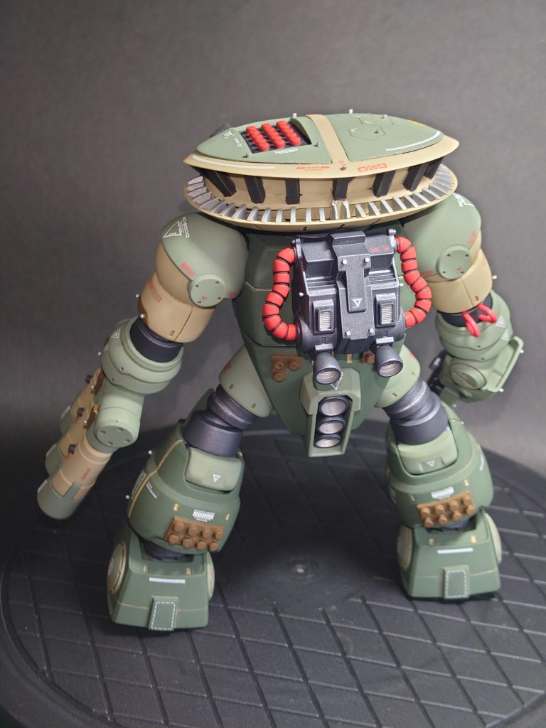 「それにしても、もっとマシなMSは用意出来なかったんですか?ズゴックの部品とツギハギじゃないですか。」「俺が昔所属していたヒューエンデン基地の守備隊MSも有り合わせのものやスクラップ行き間近のモノでなんとかしていたんだ。そんな中で俺も先輩達に生かされてきた。俺にも同じ事をする義務がある。」「だからってこんな装備じゃイナL/Rの足手まといにしかならないですよ。」「いや、コイツの役目は中近距離じゃないからな。」