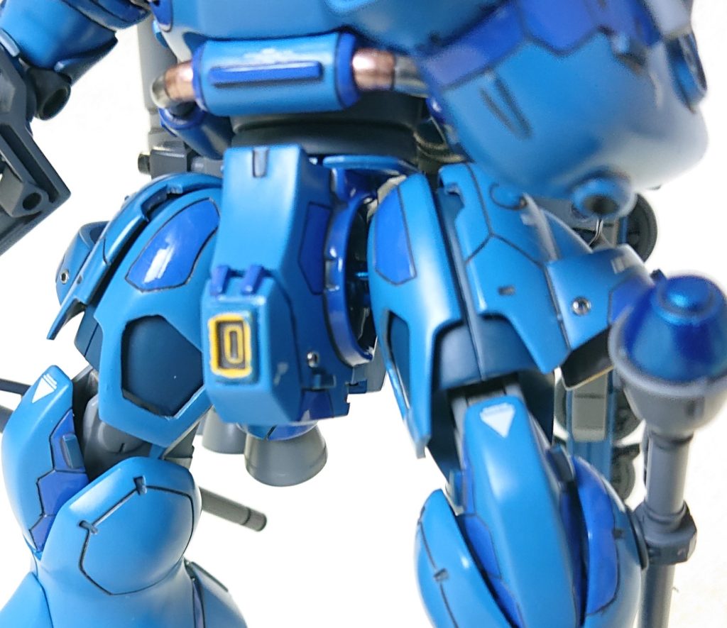 フロントアーマーをどうすべきか悩んだあげく🤔、ここも大きくカットし、スジ彫りなどで情報感を増していきます😊