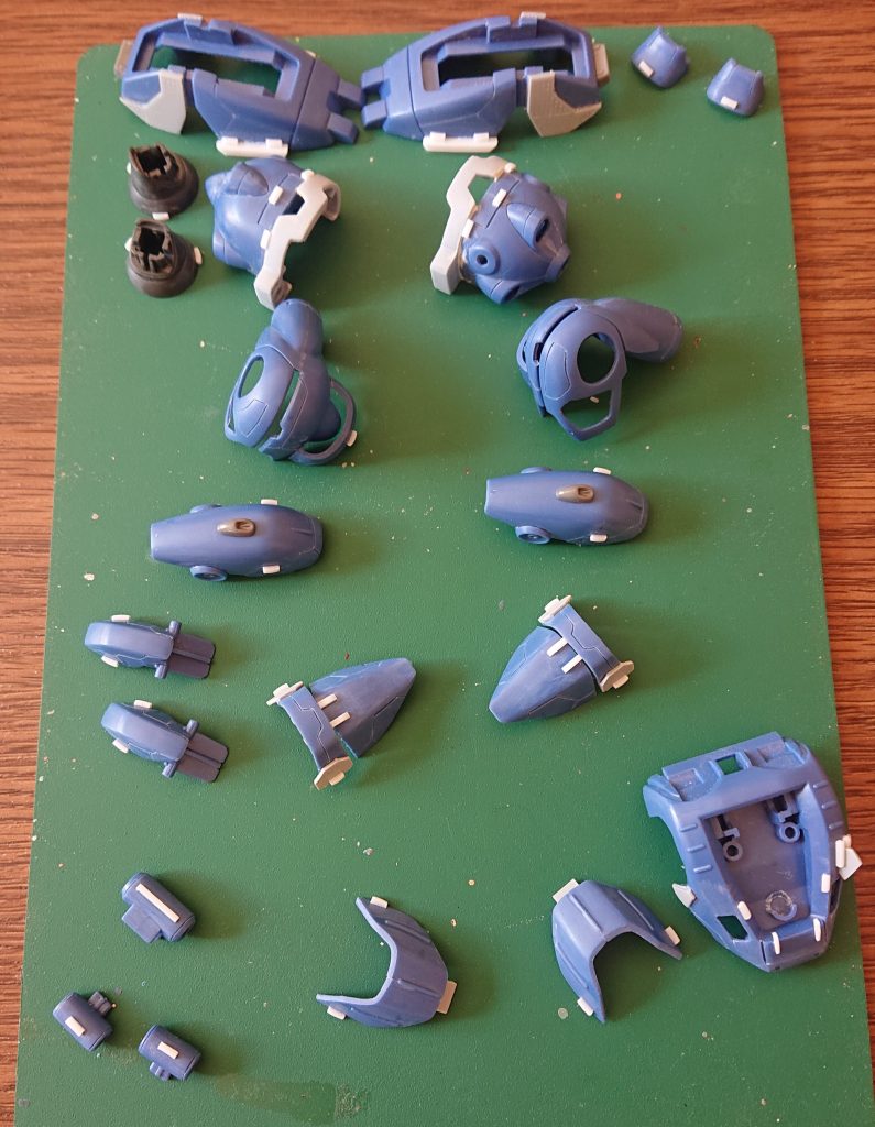 さらに、1mm角のプラ棒を貼り付けて。ようやく塗装です。大好きなケンプファーをじっくりと下処理でした。そして、塗装後には、100均のつぶし玉(1.5mmと2.0mm)をまぶし、2か月かけて完成です