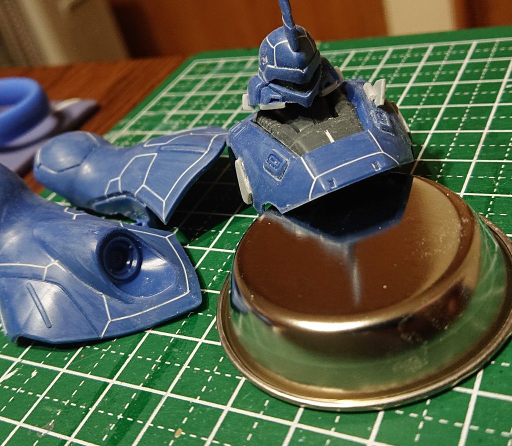 まずは、各所にスジボリとプラ板を貼り付けて。