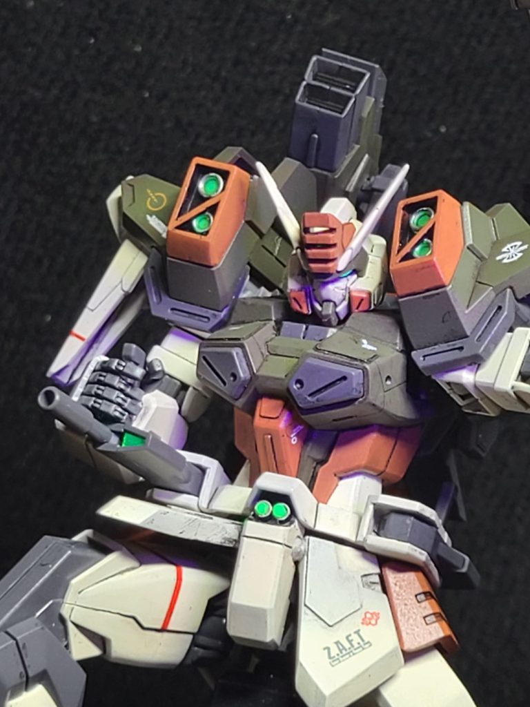 腰のビームガン展開状態。ここのセンサー部分は、錠剤シートを切り出したものに蛍光塗料を塗って、貼り付けてあります(多目的砲のセンサーも同様です)※個人的に、このビームガンにグリップなんて要るのかな?と思ってます(笑)