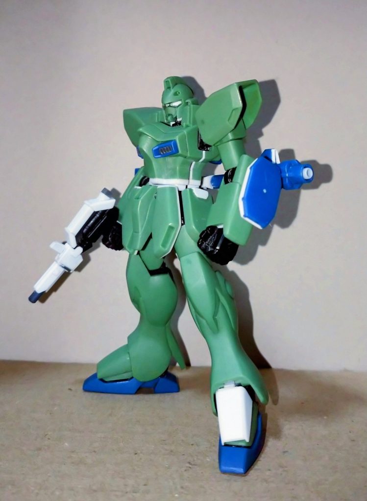 改修が終わって塗装前です。とにかく外装の内側を削りフレームを削り擦り合わせしては削り削り削り・・・と本当に嫌になりました😞最初は関節の使える部分だけでも使えればイイやと思っていたのですがなんか全身イケそうじゃね?と思ったのが間違いでした。😅もっと割りきって欲をかかなければもう少し楽ができたかも知れません。まあ何とか全身収まったから良しとしますが一度もバラしてフレーム状態にしたことはありません。(笑)胴体はどこをどう削ってもスキマが開いてイヤになったので諦めてプラ材で修正しました。頭部は凄いカリアゲの後頭部で首のジョイントがまる見えなのでここもプラ材で修正してあります。ツインアイは凹モールドだけで塗装しにくいので0.3ミリのプラ板から元よりやや大きめにして切り出しています。足首のアーマーはパーツを洗浄してようやく塗装までこぎ着けたと思ったらパーツ隠しにやられました。😢正直絶望してやる気失くなりましたがあの地獄の削り工程を無駄には出来んとスクラッチしました。なんとかなる様な形状で良かったです・・・イヤ良くねぇーよ😠プンスカしかし塗装された状態よりこっちの方がカッコ良く見えます。まあ自分の塗装がアレなせいでもありますが・・・