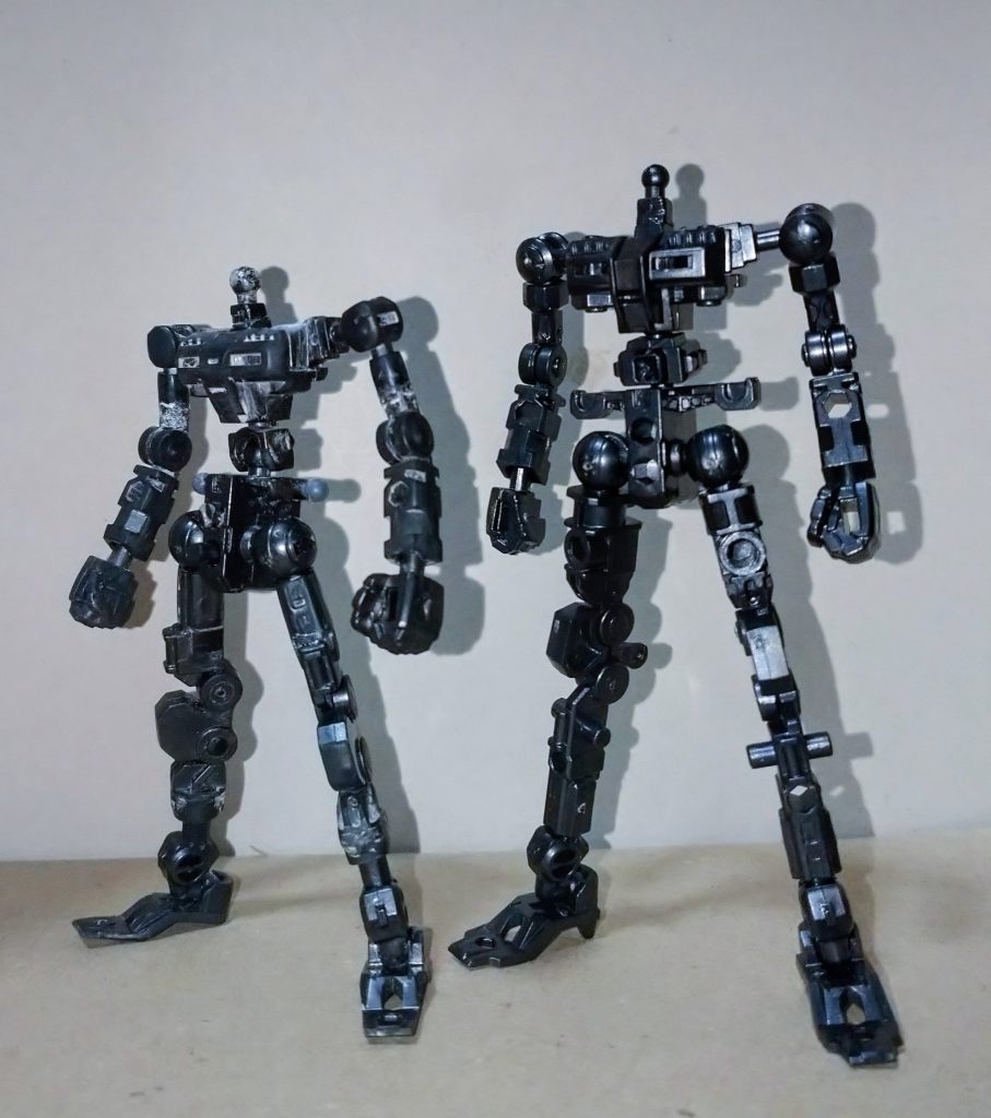 ノーマルなフレームとの比較です。全身削りまくりです。(笑)特に脚部は10ミリは短縮していると思います。足のフレームは上下逆さまにしています。足首と腿の軸径が同じなので問題無く出来ますが単純に腿のフレームが太くて外装に収められそうになかったのでそうしましたがナイスアイデアだと自分で思います。特に可動に問題はありません。ですが二度とやりません。(笑)