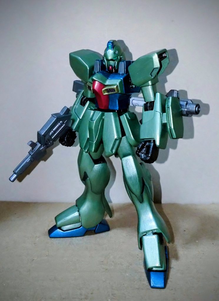 キットは個人的にではありますがこのシリーズで最高の出来の一つだと思います。設定画とくらべると少しスマートな様に感じますがシンプルで良くガンイージの特徴を捉えた良キットだと思います。何気に簡単とは言えフレーム構造でありクリアーパーツも使用されていてディスプレイスタンドと背景が印刷されたカードも付いてきてワンコインという凄いシリーズなのは間違いありません。😣ガンガン再販してもらっていいんですよバンダイ様~!ジャベリンとジェムズガンは死ぬ前に一度は作りたいんじゃ~!\(◎o◎)/