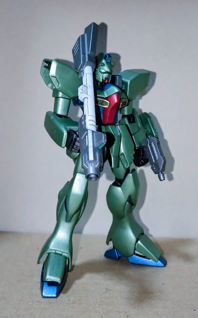 武器は柄の部分までクリアーのサーベル(真っ直ぐと湾曲状態の2パターン)とVガンと同じライフルとビームランチャーが付属していますがライフルは行方不明だったので(元々あまり好みでないデザインでもあり造形もお世辞にも良いとは言えないシロモノです。)適当にスクラッチしました。パーツの付け替えで小型のビームガンにもなります。ランチャーは少しディテールアップしてグリップは可動式にしてあります。腰裏に取り付ける為のラッチ部分も側面に作りました。ビームシールド発生部はそのままではあまりにもショボいので裏側をプラ板でそれっぽくしてあります。