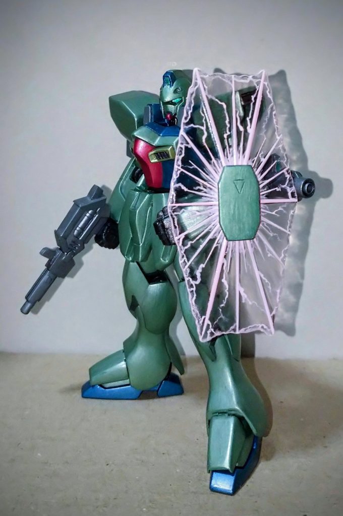 塗装はこれを制作時はキラキラのメタリックのモノも良いなと思っていたのでクロムシルバーにそれぞれの色を適当に足して作った色で塗ってあります。ガンイージは恐ろしい程にシンプルな配色なので少しヒロイックな後期生産型のカラーリングにしました。適当に作ったとは言えあまり元の色とかけ離れた色にはしていないので自分では気に入っています。ただし必殺ツヤ消しクリアーでコートしていないのでムラがごまかせません。😓ボディーは当然の様にパーツ分割されていないので筆ヌリャ~の腕の見せ所でもあります。マスキング無しで根性見せたりましたわい。ガッハッハッ(  ̄▽ ̄)