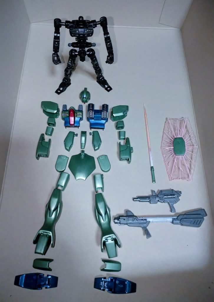 分解するとこんな感じのパーツ構成になっております。時間だけはかかっていますがほとんど削っていた印象しかありません。色々と粗い仕上がりですが何とかカタチにはなったのがせめてもの救いですね。しかし本当に良く出来たキットで普通にまた制作したいVガンシリーズです。以上になります。最後までお付き合いして下さった方々、ありがとうございました。よろしければ気軽にコメント等して頂けたのなら嬉しいです。