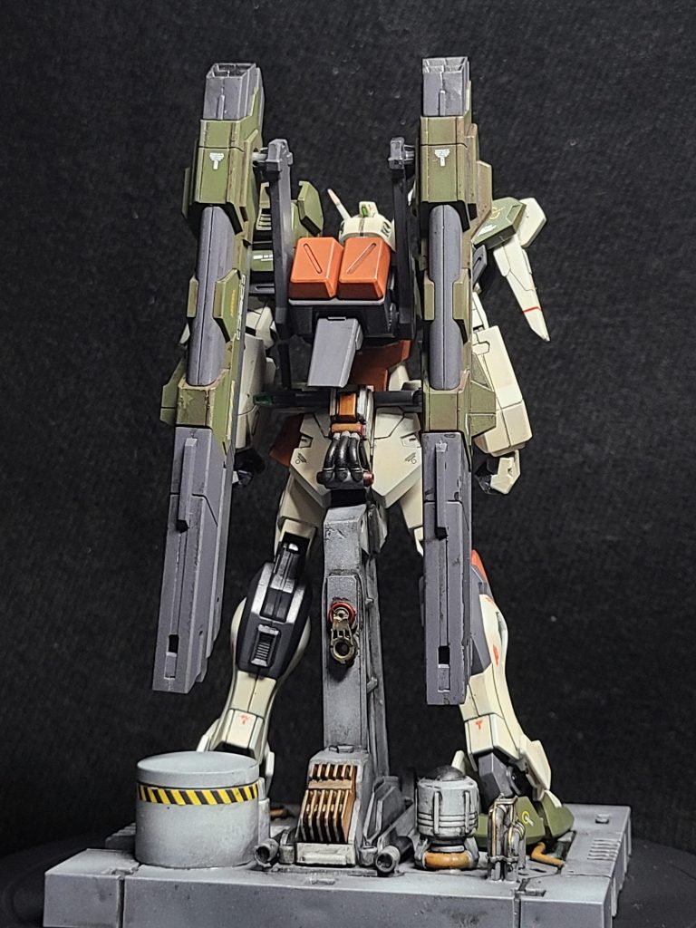 後ろはこんな感じ。展示会などで後ろも見せられるように100均格納庫の底面だけを台座として使っています(単に壁面はめんどくさくなっただけ、という説も😅)。