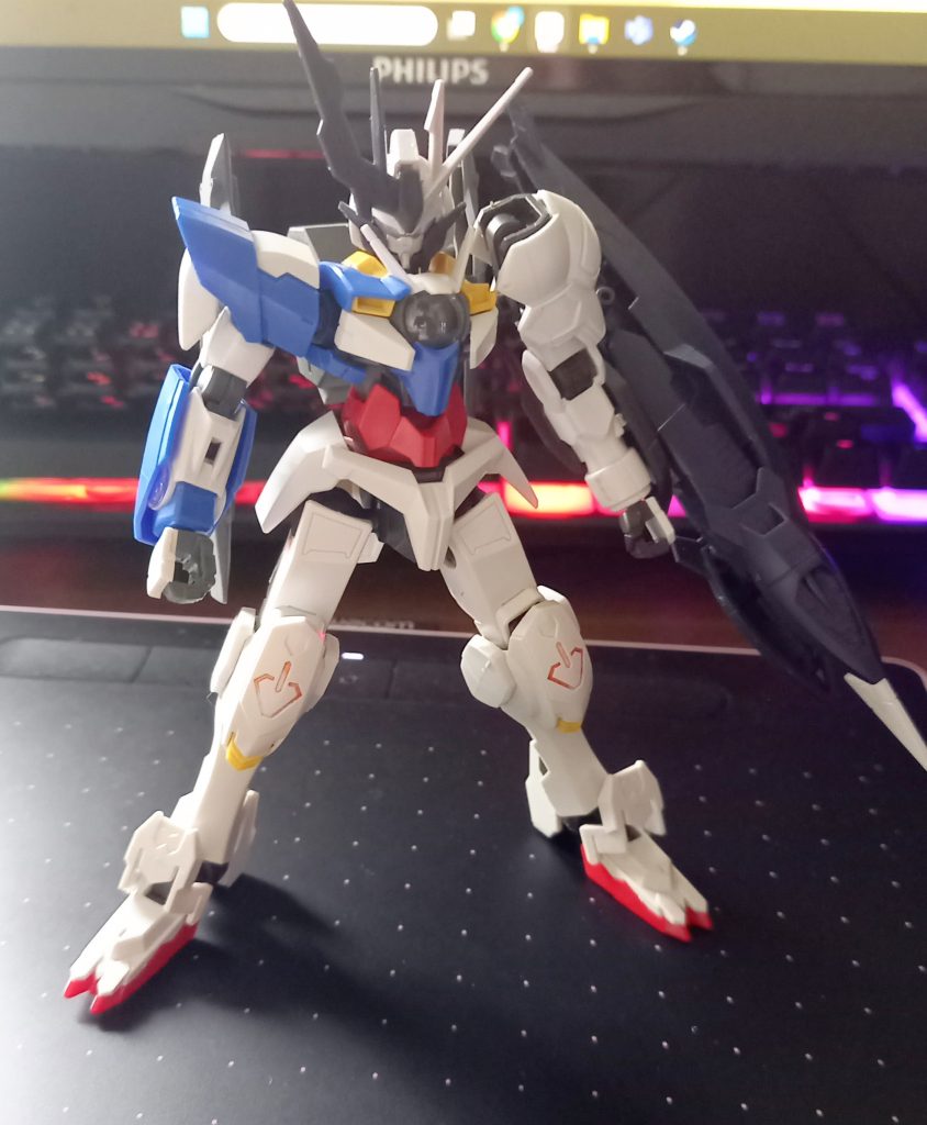 塗装前。カラーリングには迷いましたが、シンプルにしようと少なめの色で仕上げることに。 今回はエポパテによる工作や軸追加、アシンメトリーな機体の作成など、様々な新しい挑戦ができてとても楽しかったです！アシンメトリーな機体、カッコイイので今後も作ってみたいなぁと思いました！