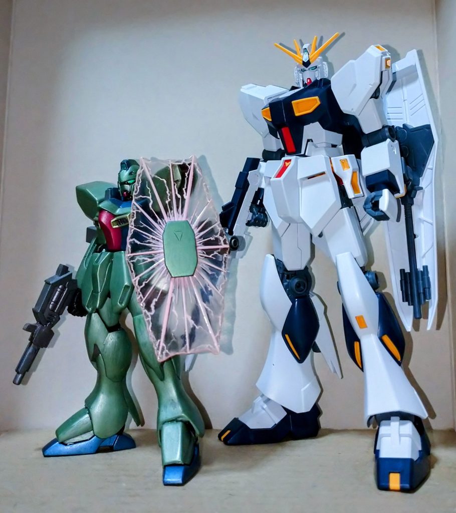 大きさ比較です。以前に投稿したジム(汚くてスミマセン😓)より頭半分くらい小さいです。定規で計りましたがほぼ正確に1:144の大きさです。Gフレームに外装を合わせるのではなく外装に収まる様にフレームを短縮してあります。フレームに合わせて外装を修正した方がイマドキのプロポーションになって好みの方も多いとは思いますが自分的にはそのままで充分カッコ良いと思います。ただし肩のジョイントは強度的に短縮は難しそうだったのでゴリラ体型になってしまいました。そこは残念です。同スケールのニューガンダムと並べるともはや何かの冗談としか思えませんね・・・Σ( ̄□ ̄;)