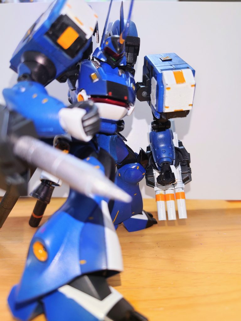 ツノは延長し、頭部の横の…なんでしょう…はプラ板切り出し腕は接続上数ミリ延長、腰の部分に穴を開けてシナンジュのプロペラントタンクを接続