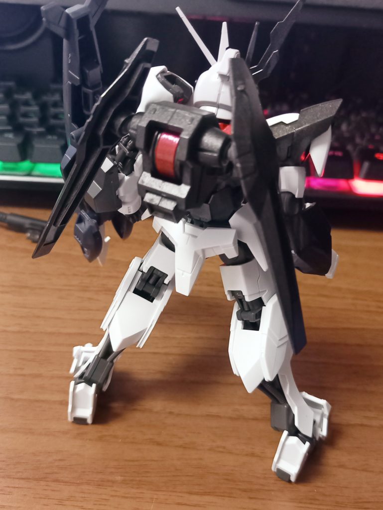 バックパックはヴィダールの物に軸を追加、クアンタの胴体に穴を開けて装着。今思い返せば、クアンタの背中についてた軸をそのまま使っても良かったですね...まぁ切り落とす前は何のバックパックを使うか決めてなかったので致し方なし...！