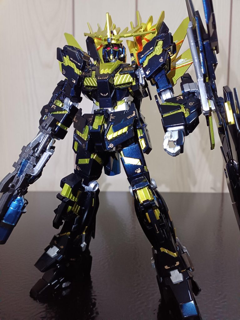 えーと、微かな記憶だとガイアノーツのプリズムブルーブラックを使用したと思います(gundam-kao1)なので、光が反射する箇所は青く光ります‼️ゴールドはスターブライトブラス。シルバーはExシルバー。背部、アームド・アーマーXCの塗り分けは、マスキングしてクリアーオレンジ。だったハズ...。デカールは、グッドマークデカール(アシタのデカール)のシリーズです‼️塗り分けしきれて無い部分もあると思いますが、生暖かい目で見守って頂ければ幸いです(笑)以上、バンシィノルンデストロイモードでした~(gundam-kao6)最後まで、閲覧頂きありがとうございました❗