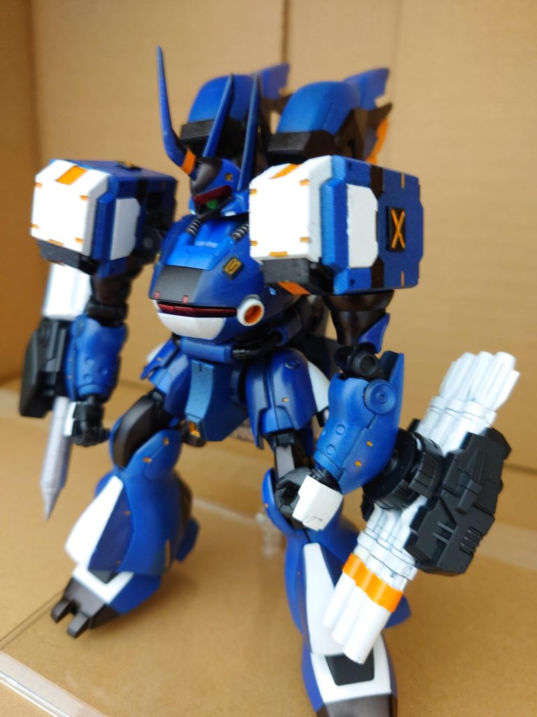 モチーフは無限のフロンティアに登場するゲシュペンストMk-Ⅲでネーミングもまんまですケンプファーって虫っぽいなあからアルトアイゼンもカブト虫って呼ばれてるしこれや！という感じですケンプファー自体強襲用なのでこれを更に近接に特化したい、やるならリーゼぽくしたい、前回赤の機体だったので違う色にしたい、これや！です