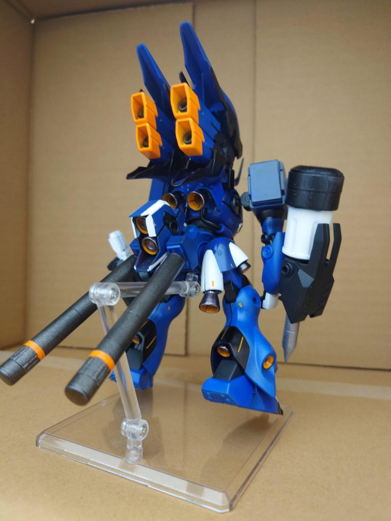 肩、武器はコトブキヤからリボルビングバンカーはリボルビングバスターキャノンとインパクトナックルを改造しましたスラスターはHGシナンジュのものを使用シナンジュのスラスターいいじゃんと思って作ってたら結構同じ方がいたので安心しました