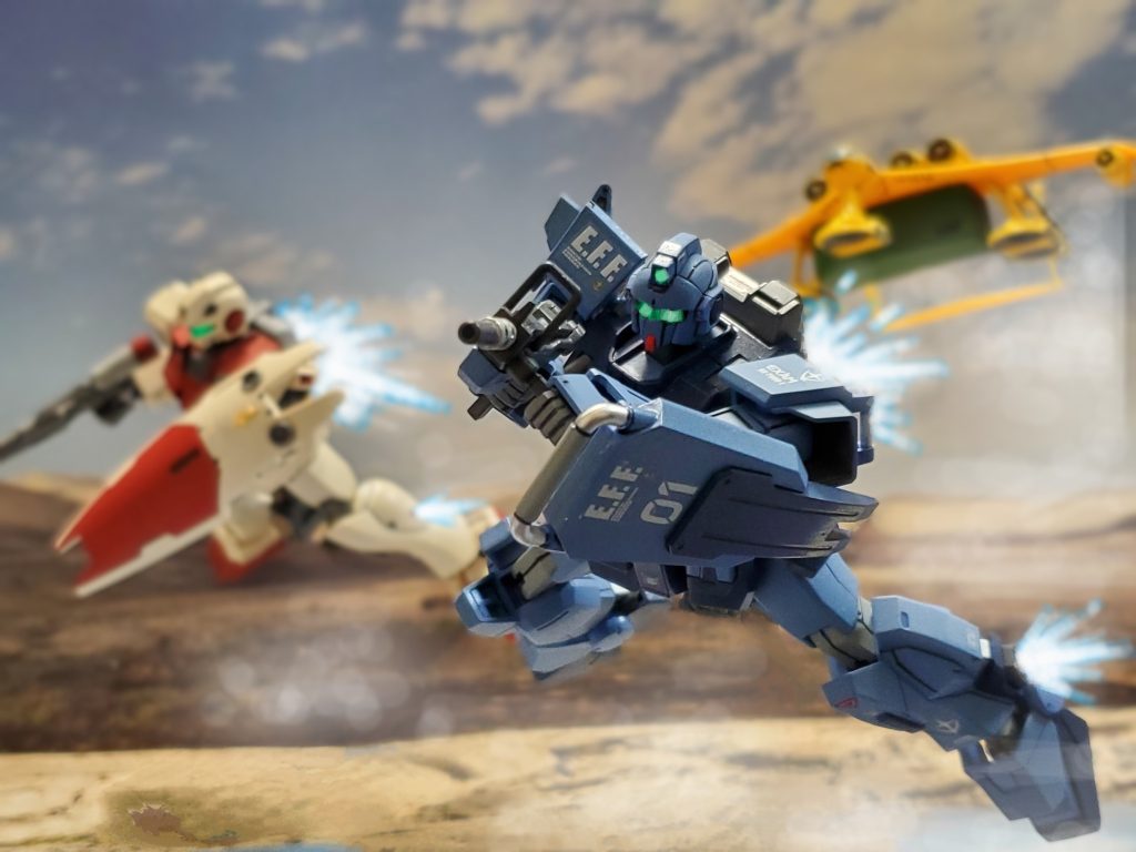 😎『そしてつい先日、北米方面西海岸に位置するジオン軍ミサイル基地の弾道ミサイルが発射体制に入ったとの情報が諜報部より入電📶弾道ミサイルの標的は各地の北米方面前線部隊との事💦発射までのタイムリミットまであと僅かという状況でミサイル基地に最も近いモルモット隊に強襲殲滅命令がジャブロー本部より下りました⚡我がモルモット隊はミデア部隊の協力も得てミサイル基地への強襲作戦を開始👊✨ミデア部隊はモルモット隊を載せ防空レーダーにキャッチされない超低空飛行で基地に急速接近‼️そして防衛ラインギリギリでモルモット隊を射出💨僚機であるフィリップ少尉とサマナ少尉の援護の下、ユウ少尉のBD1号機は単独でターゲットとなるミサイル管制塔への突貫を試みました👍️🎶』