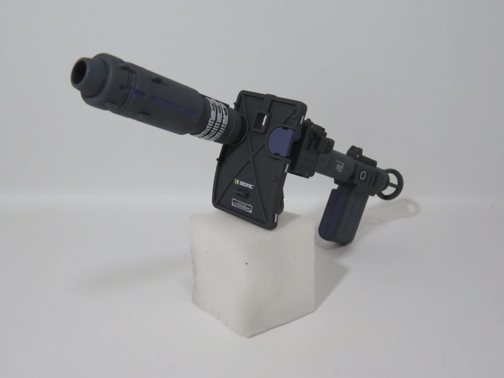 ラケーテン・バズこちらは「ガンダムベース限定　システムウェポンキット006」に入っているものを塗装しました。デカールを貼ったはいいけど、ラケーテン・バズってジオニック社が作ったのか…？(； ･`ω･´)