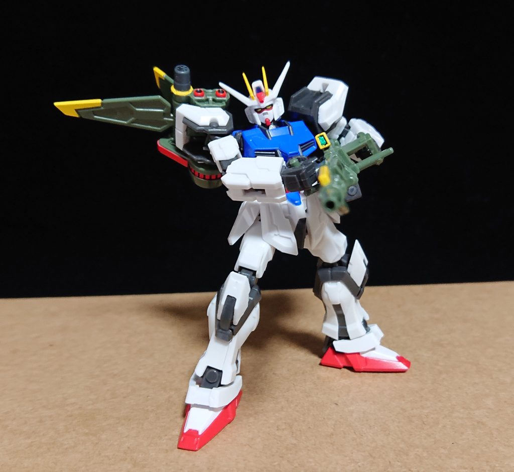 ランチャーストライカーパックは塗装がされていなかったスコープ周りなどの黄色、肩の赤い部分などを部分塗装して補っています
